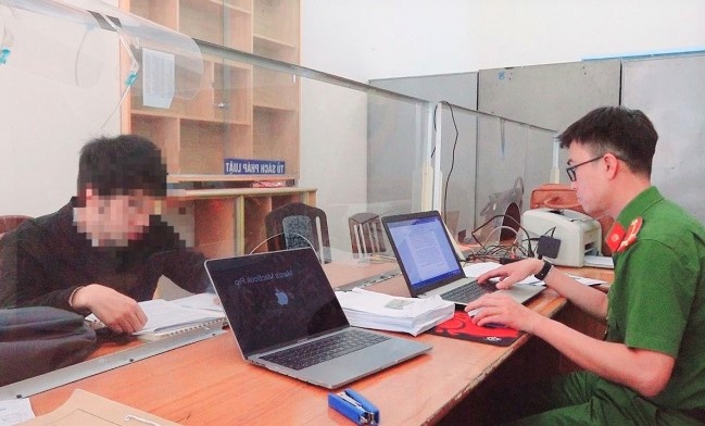 Thanh nien dang gan 2.000 phim, anh doi truy len Telegram hinh anh