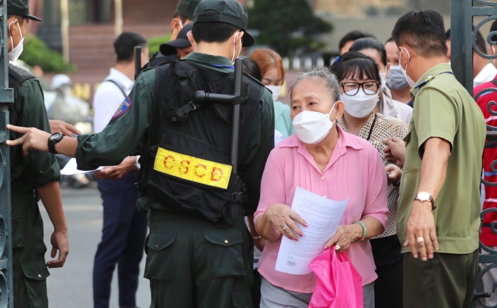 Hang tram bi hai den toa theo doi phien xu Nguyen Thai Luyen hinh anh