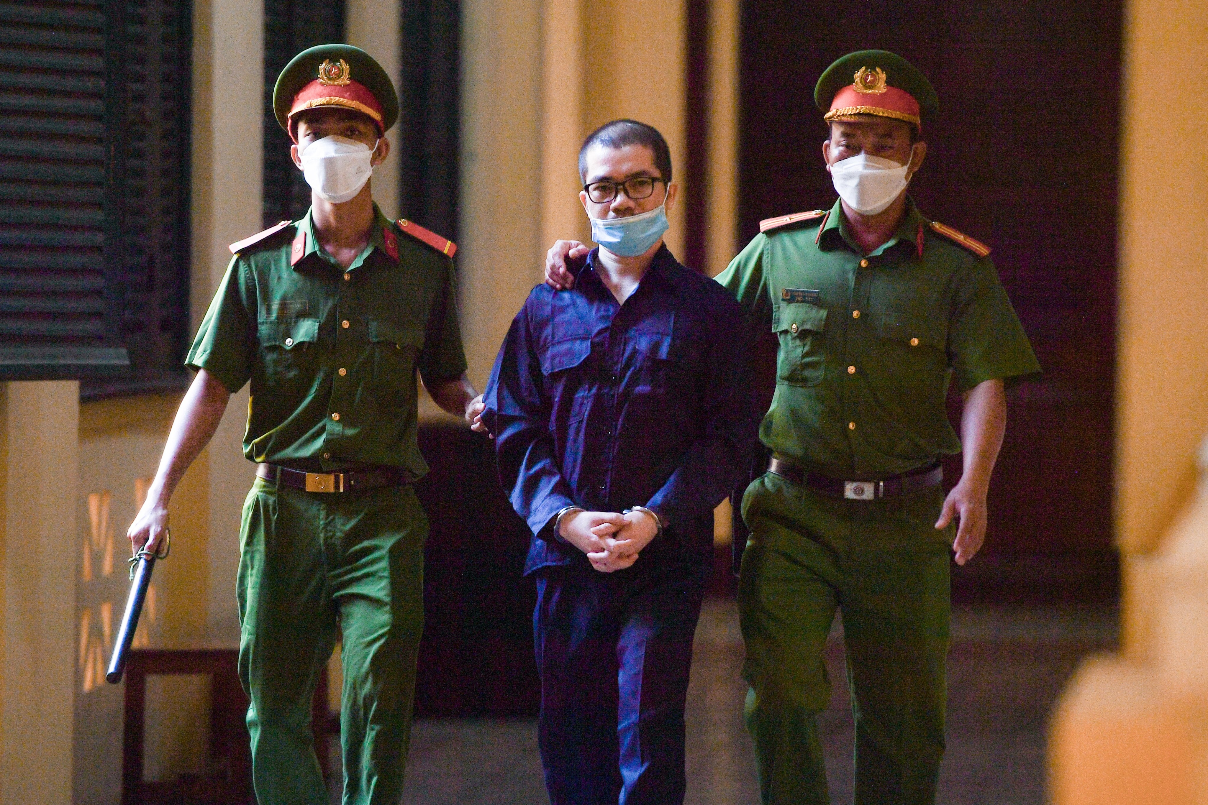 Cuu Chu tich Alibaba Nguyen Thai Luyen bi ap giai den toa hinh anh