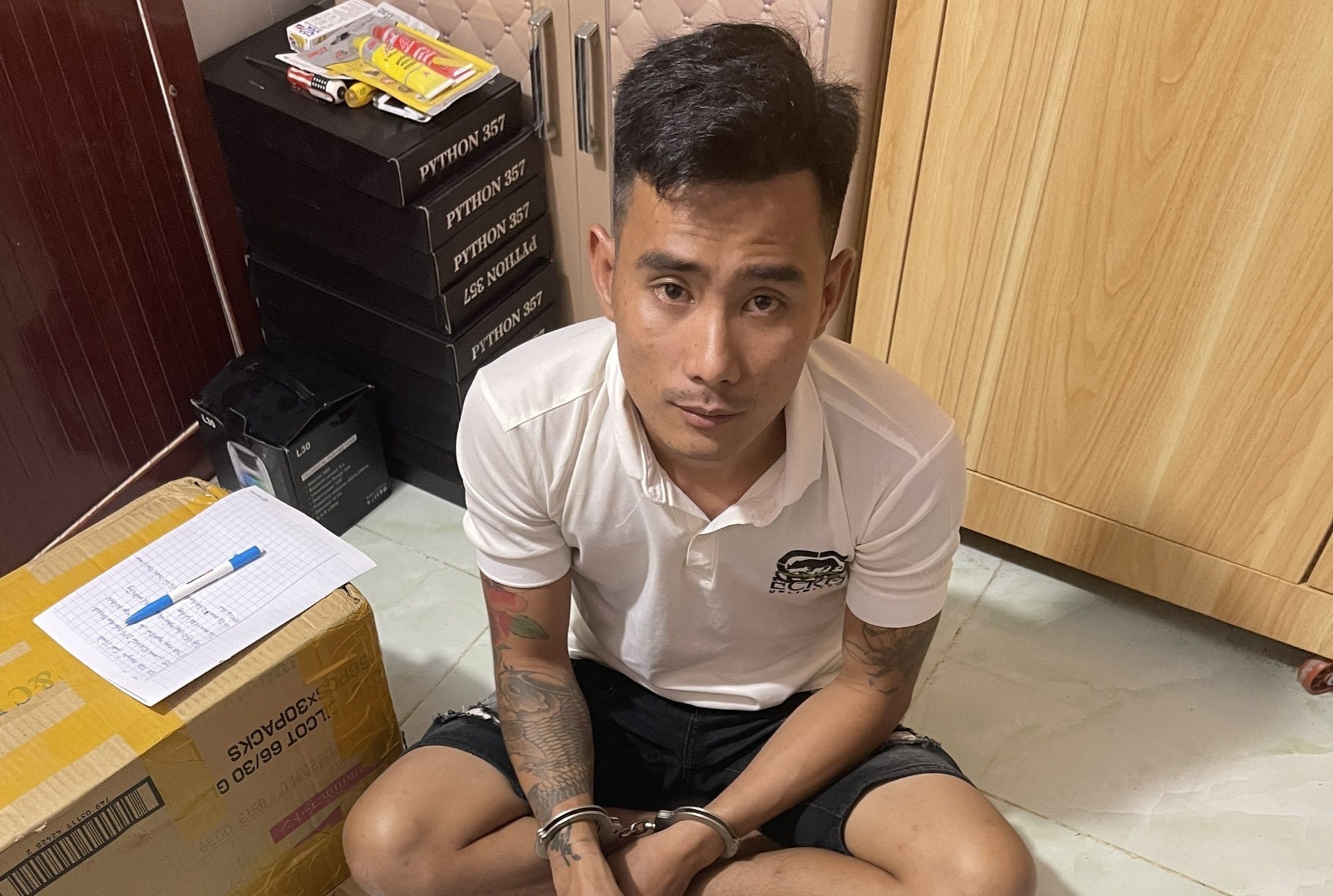 Khoi to 3 nghi pham mua ban, che tao 11 khau sung hinh anh