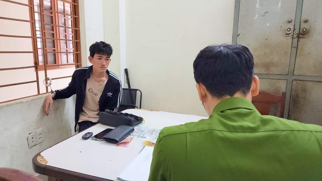 Co gai bi cuop tai san khi di chuc Tet hinh anh