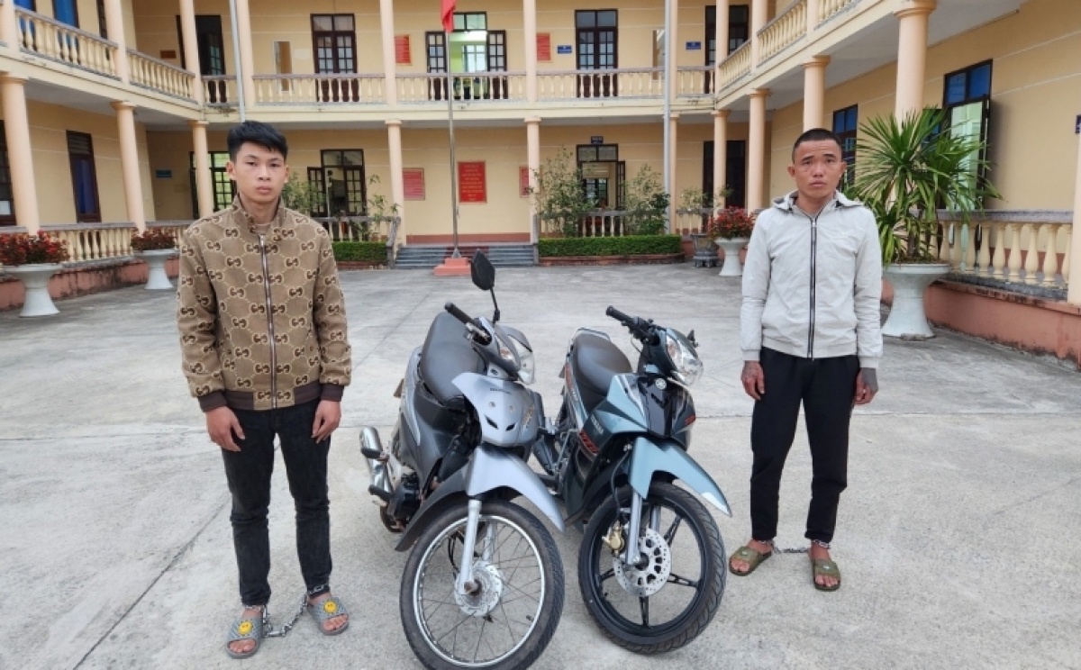 Dan canh cuop xe may, 2 nghi pham bi bat sau 48 gio hinh anh