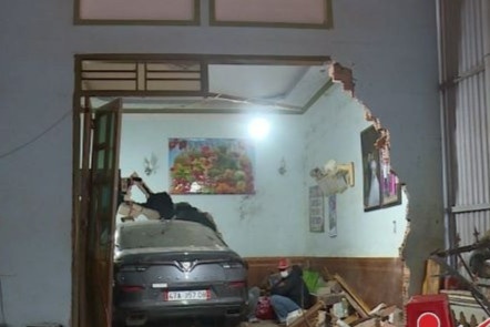 Tinh tiet moi vu oto lao vao nha dan tong nguoi dan ong tu vong hinh anh