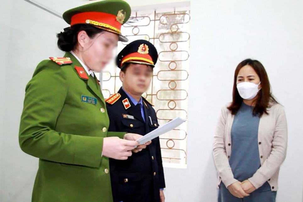 Ba can bo hai quan Nghe An bi bat vi nhan hoi lo cua doanh nghiep hinh anh