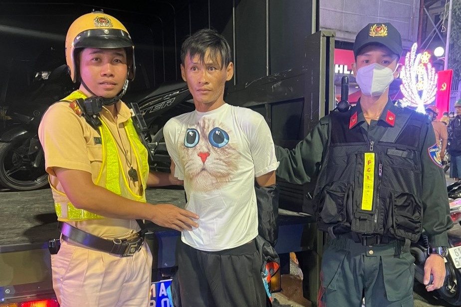 Nguoi dan ong bi bat giu trong vu trom xe may o Binh Duong hinh anh