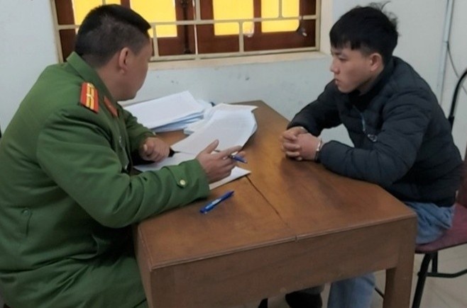 Phe chuan khoi to 2 doi tuong hiep dam thieu nu luc say hinh anh