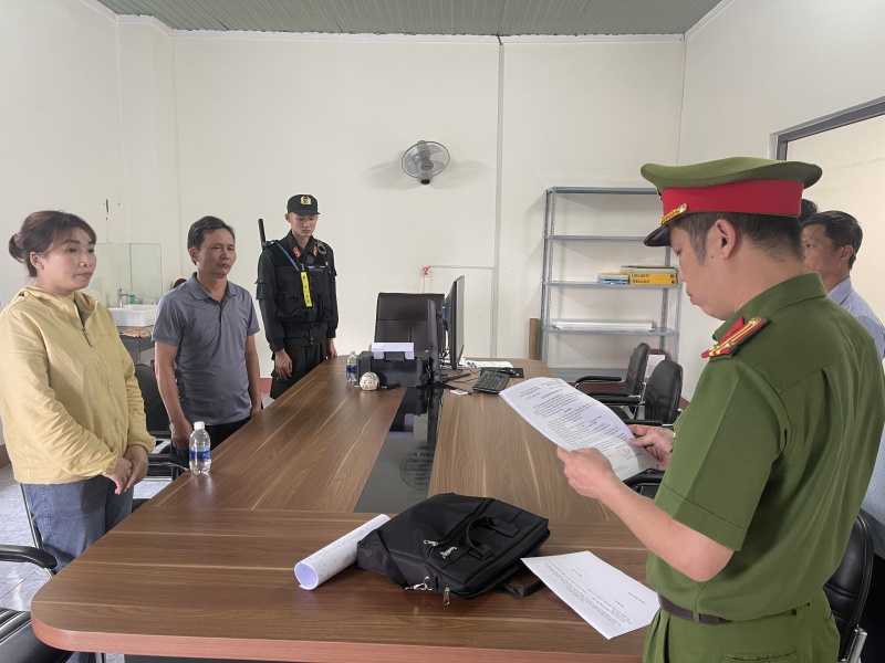 Khoi to 8 nguoi tai Trung tam Dang kiem xe co gioi 47-06D hinh anh