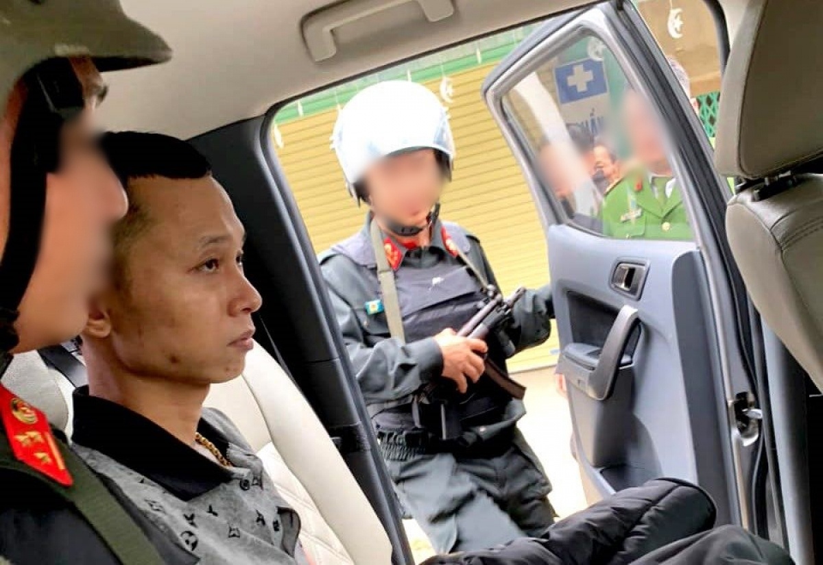 Nghi pham buon ma tuy cam sung co thu trong nha nghi hinh anh