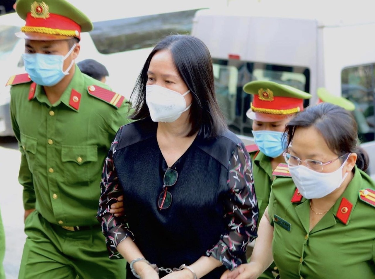 Cuu giam doc So Y te Can Tho bi phat 8 nam tu hinh anh