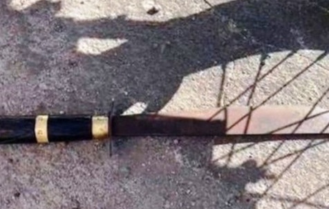 Ba nguoi ruot duoi bang xe may tren duong de giai quyet mau thuan hinh anh