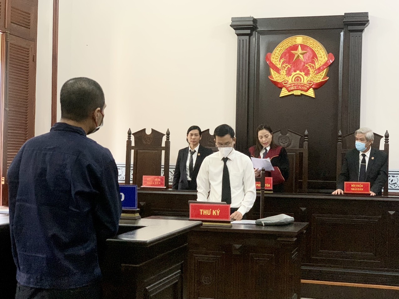 xet xu dieu tra vien anh 2