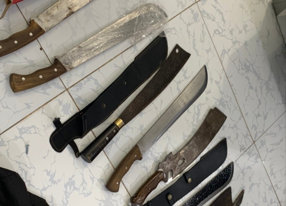 Mau thuan qua mang xa hoi, 2 nhom hen danh nhau hinh anh