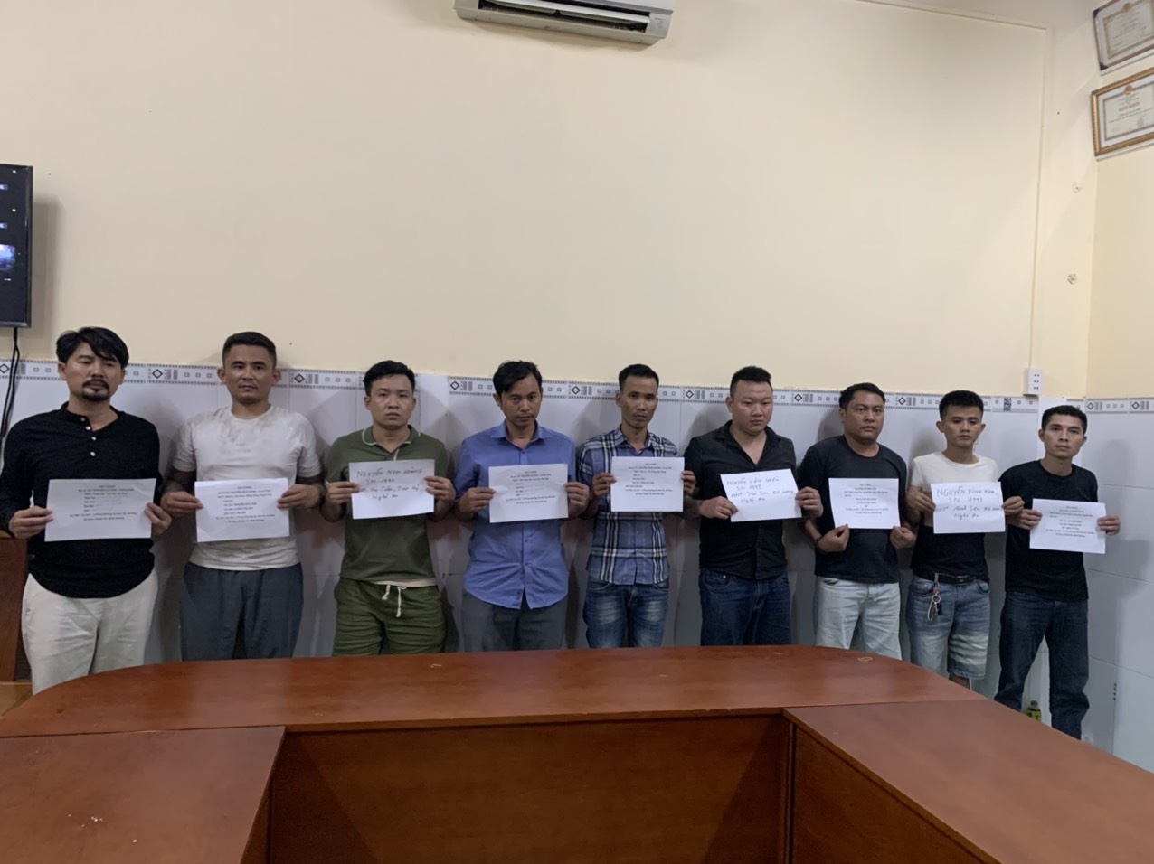 Tam giu nhom cuong doat tai san, giu nguoi trai phap luat o Binh Duong hinh anh