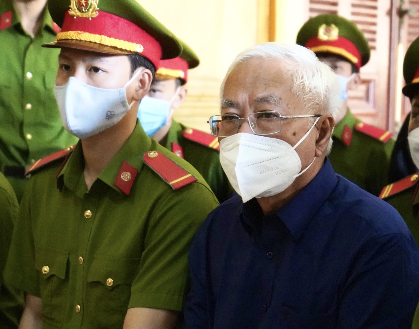 Cuu tong giam doc Ngan hang Dong A xin giam nhe toi cho cap duoi hinh anh