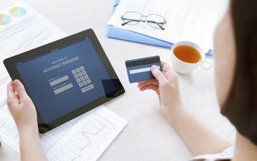 Chuyen nham so tai khoan ngan hang, 2 vo chong thoat bay lua dao hinh anh