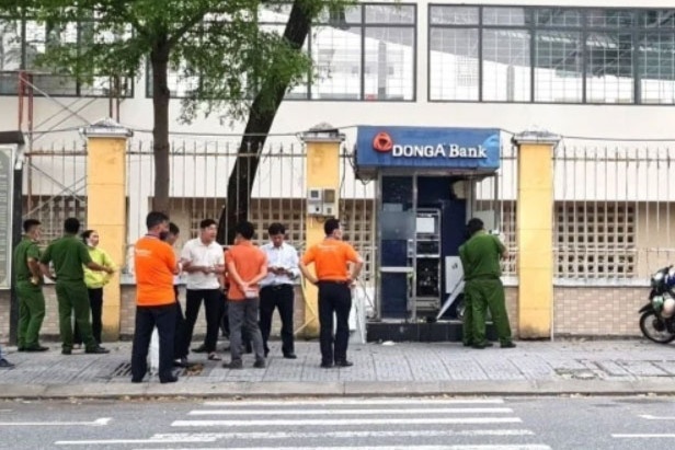Dap pha cay ATM giua trung tam Da Nang de trom tien hinh anh