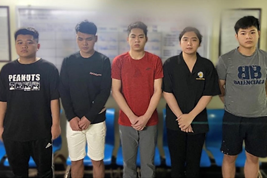 Boc go nhom gia danh ngan hang de lua dao hinh anh