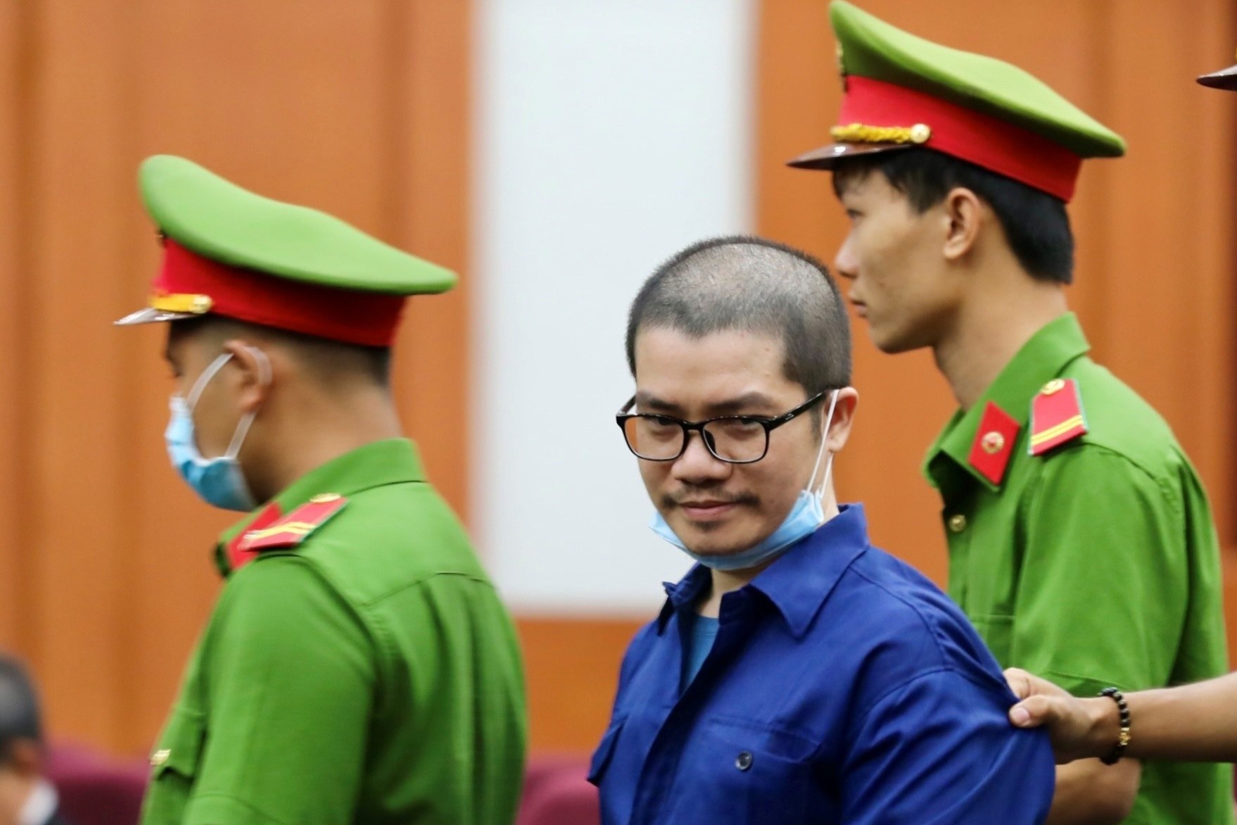 Cuu chu tich Alibaba Nguyen Thai Luyen bi ap giai den toa hinh anh