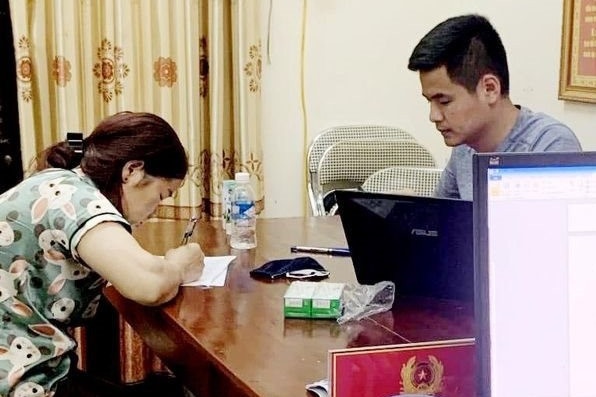 So bi mang, nguoi phu nu hoang bao tin bi cuop tai san hinh anh