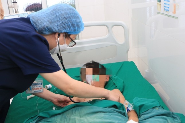 Huy dong mau cuu hai tre nho trong vu no kinh hoang o gara oto hinh anh