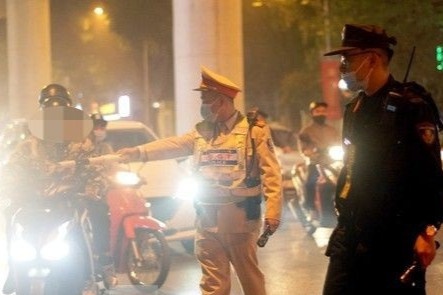 Khong che nguoi dan ong dap dien thoai vao dau canh sat 141 hinh anh