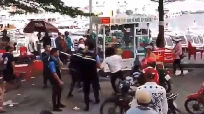 Khoi to 7 bao ve danh nhau voi nguoi dan tai cang An Thoi hinh anh