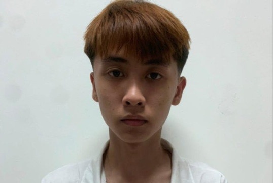 Bat tam giam nhom thanh nien xong vao sieu thi chem nguoi hinh anh