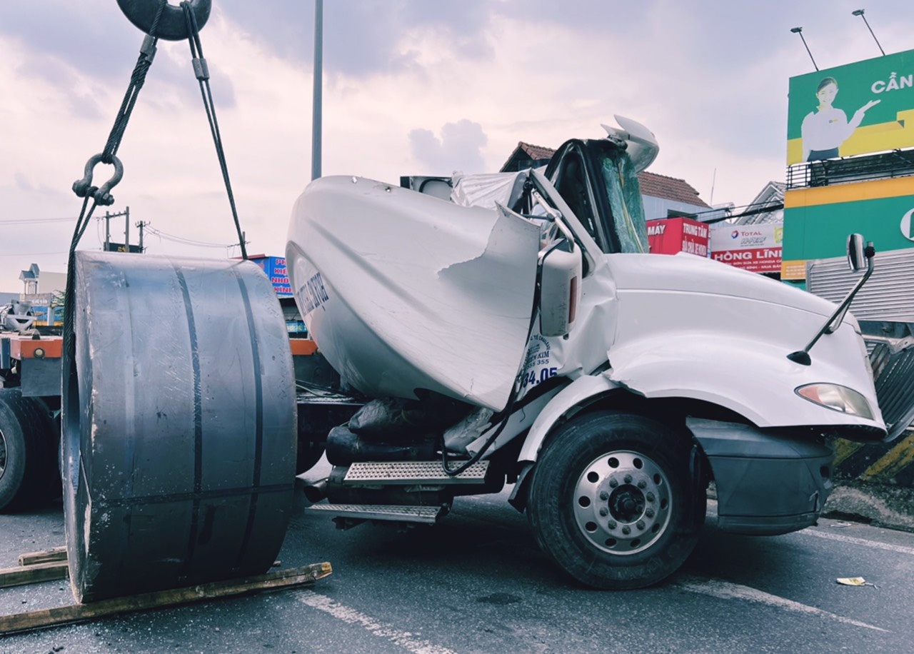 Cuon thep nang hang chuc tan lan de bep cabin xe dau keo hinh anh