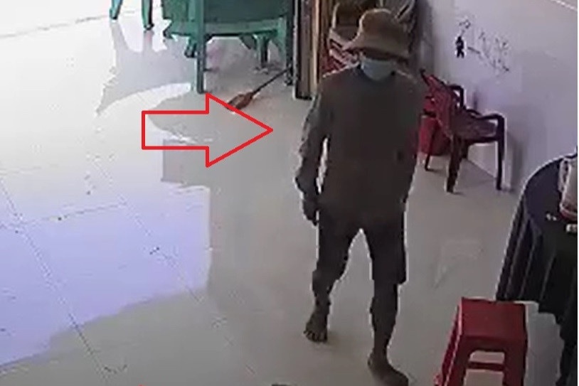 Giua trua, nam thanh nien xong vao nha cuop dien thoai cua be trai hinh anh