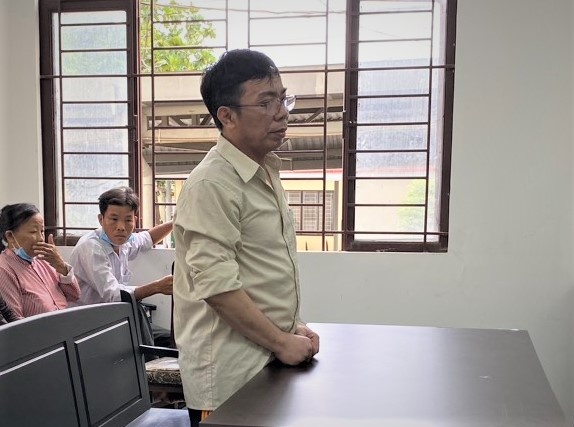 bac si nang nguc chui anh 1