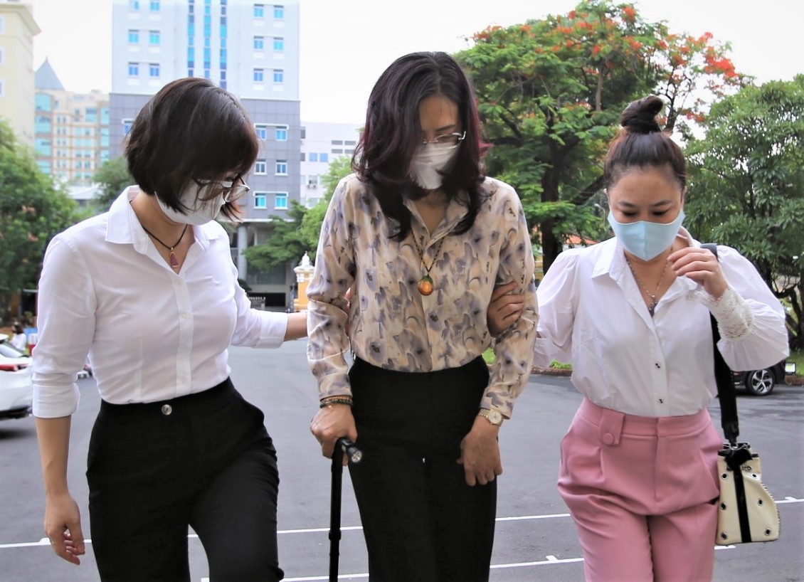 Cuu pho cuc truong Thue TP.HCM Nguyen Thi Bich Hanh duoc diu den toa hinh anh