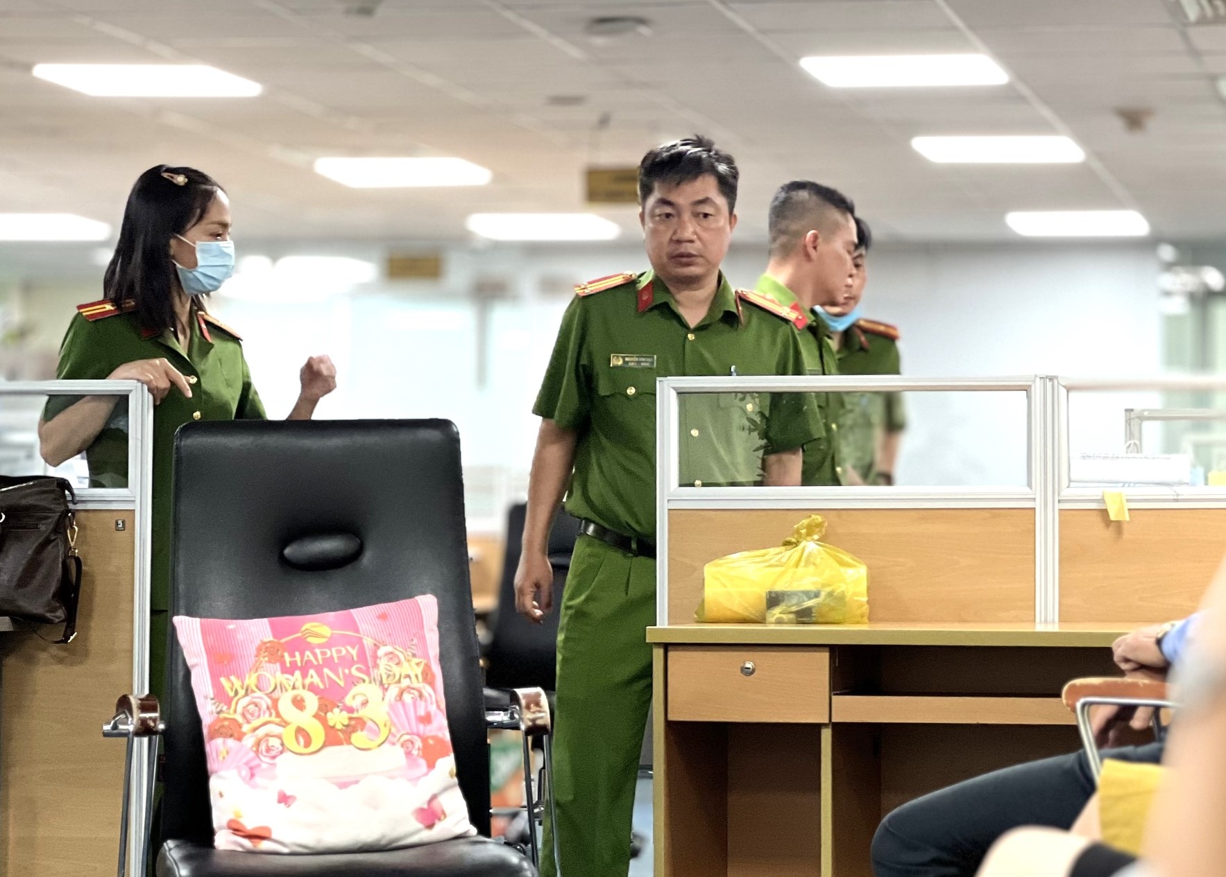 Canh sat kham xet tru so Cong ty CP Phat trien va Kinh doanh Nha hinh anh