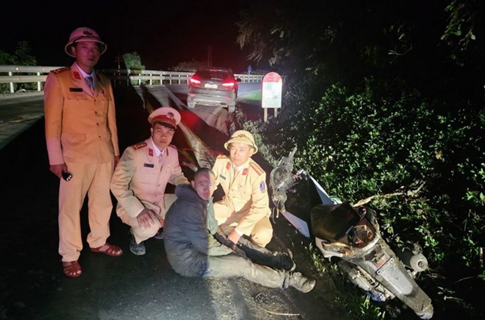 Bat giu doi tuong van chuyen 18.000 vien ma tuy tong hop hinh anh