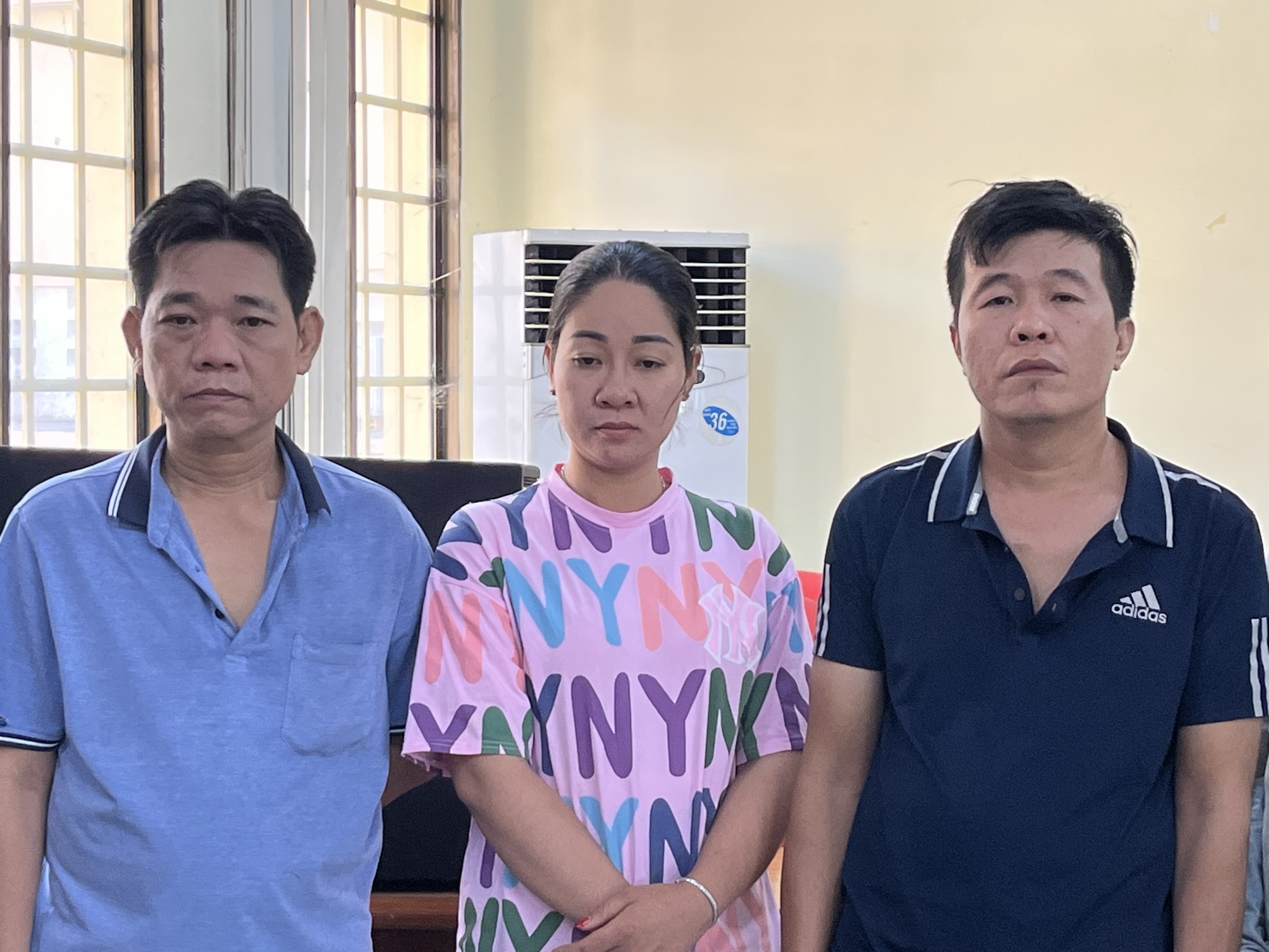 Hai vo chong mo quan ca phe cho khach ca do bong da hinh anh