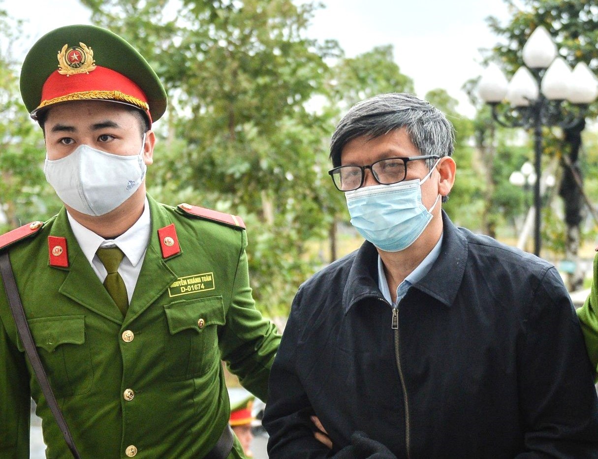 Cuu bo truong Y te Nguyen Thanh Long ra toa hinh anh