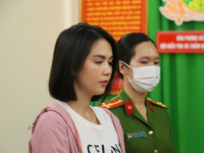 Nguoi mau Ngoc Trinh hau toa ngay 2/2 hinh anh