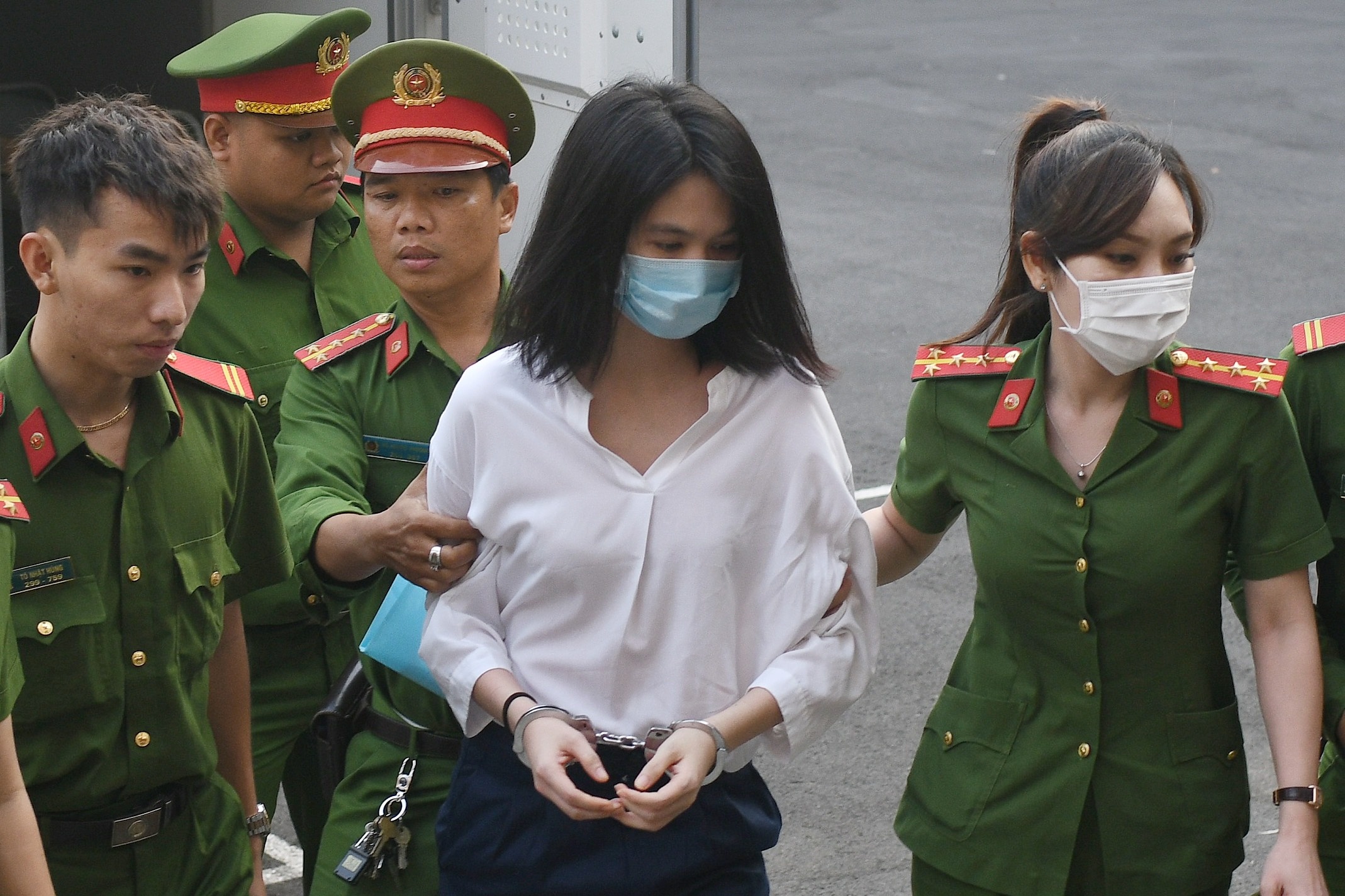 Ngọc Trinh hầu tòa ảnh 1 Ngoc Trinh hau toa anh 1