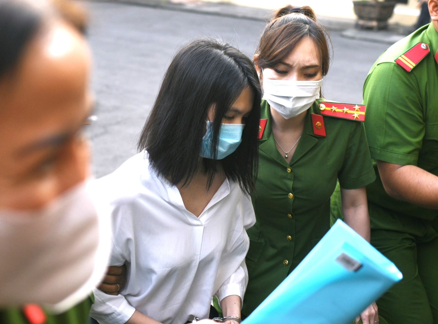 Canh sat ap giai nguoi mau Ngoc Trinh den toa hinh anh