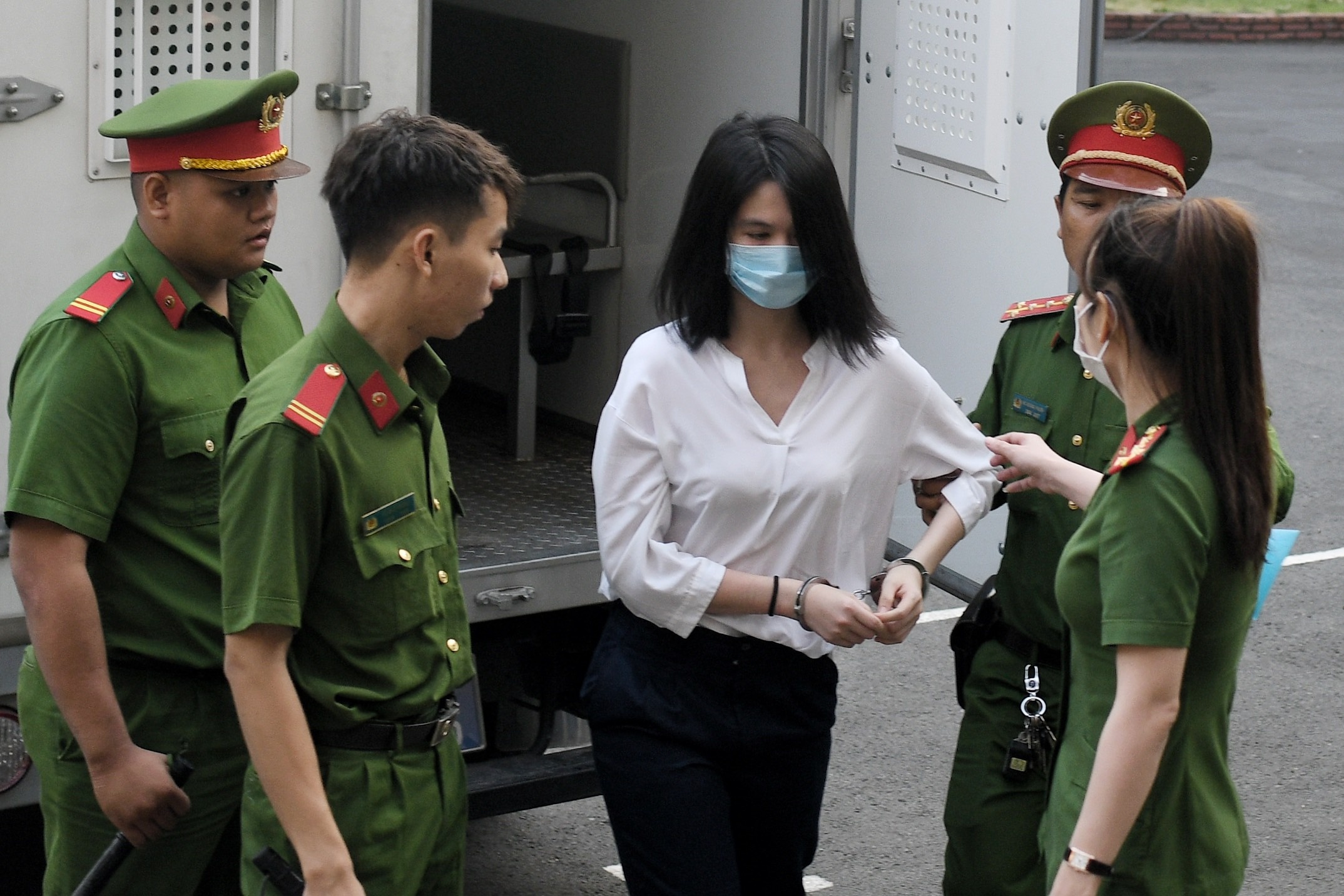 Xet xu Ngoc Trinh anh 4