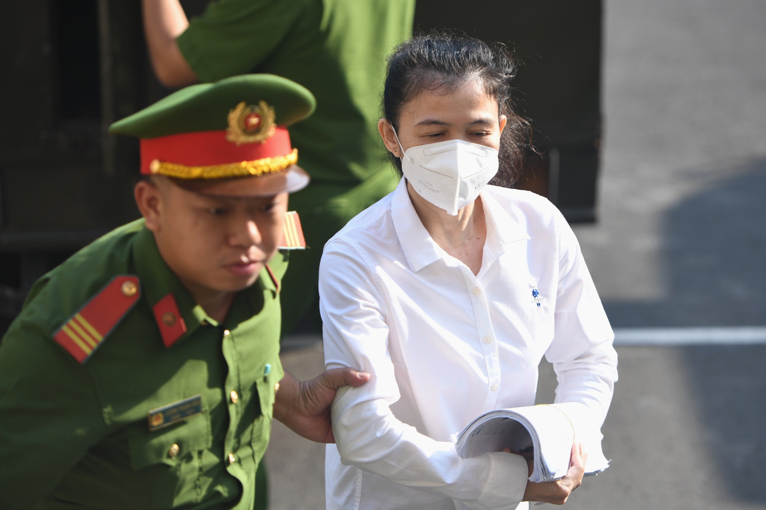 Canh sat ap giai ba Han Ni den toa hinh anh