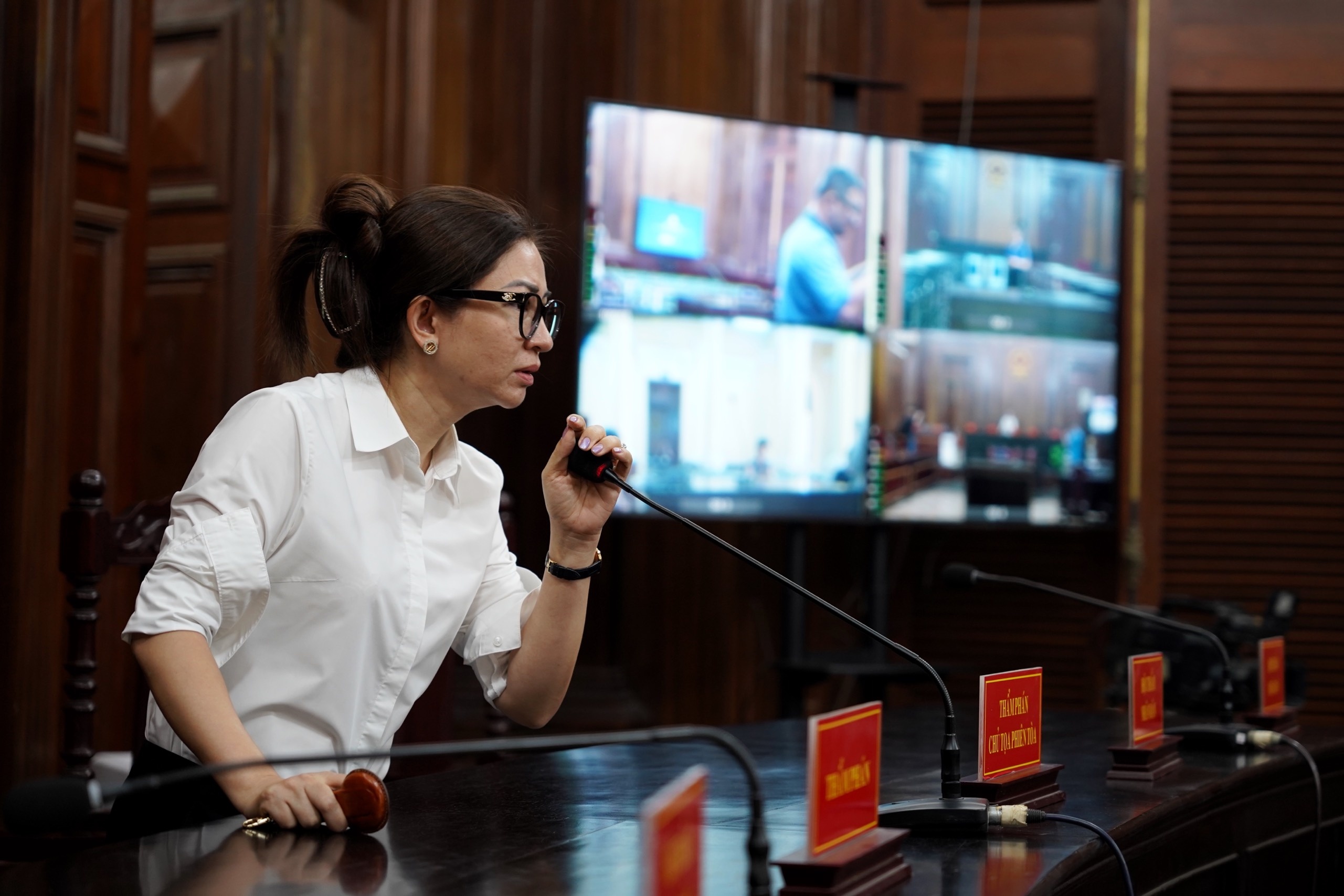 Can canh ben trong noi xet xu vu an Van Thinh Phat hinh anh