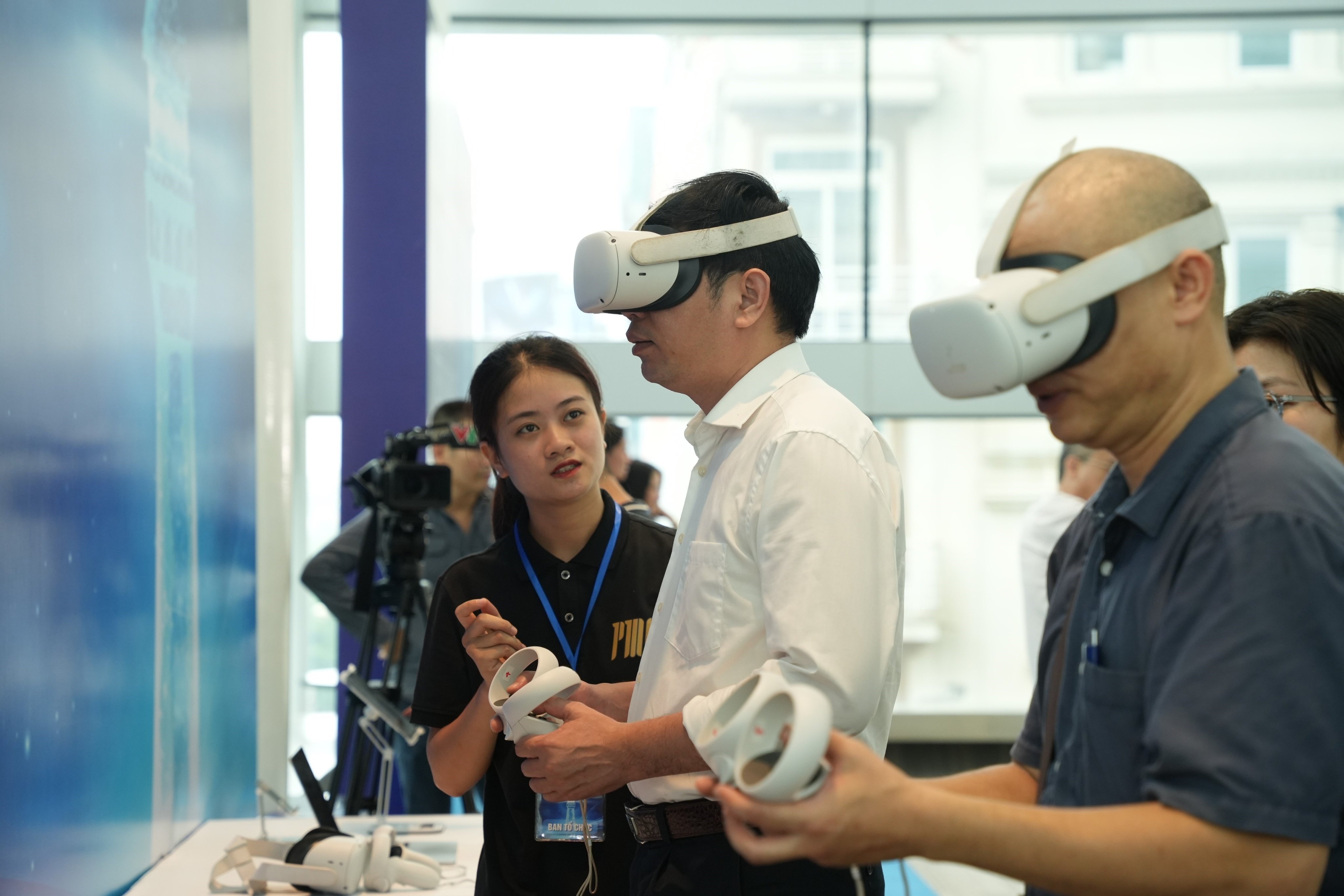 To quoc ben bo song anh 1