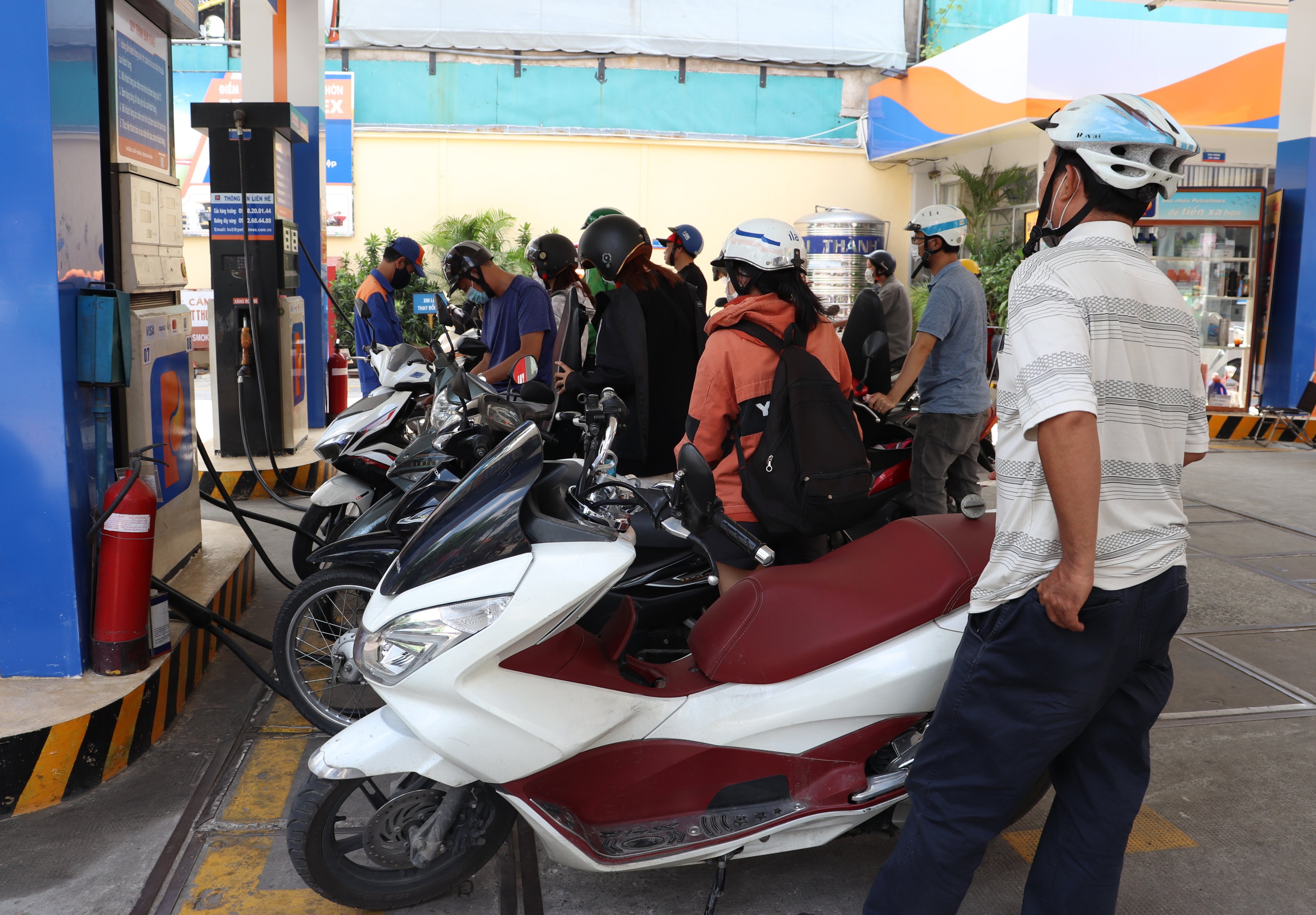 TP.HCM dep nan ‘xe du, ben coc’ o cay xang hinh anh