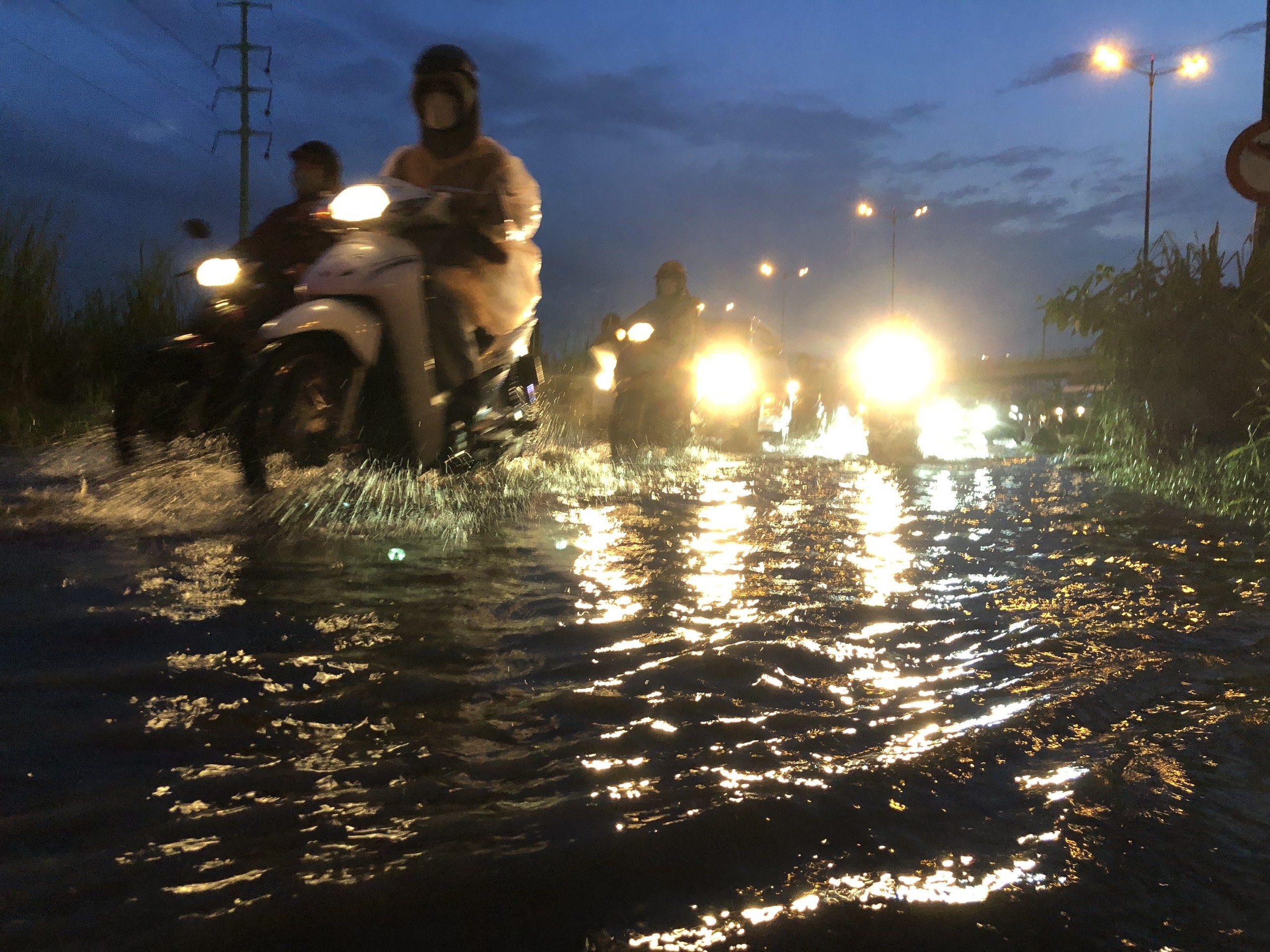 Nhieu tuyen duong o TP.HCM lai ngap sau mua hinh anh