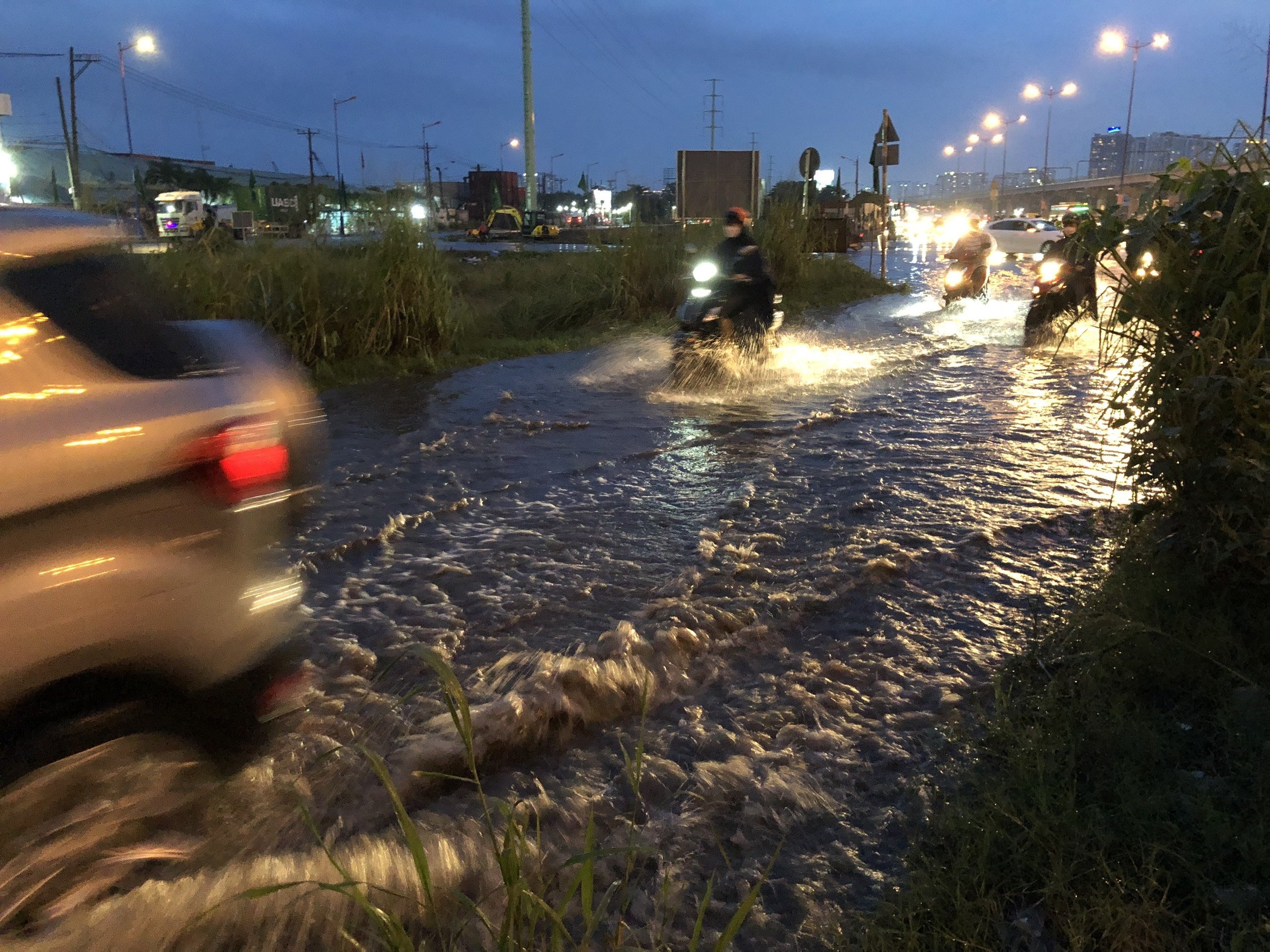 nhieu tuyen duong TP.HCM ngap anh 1