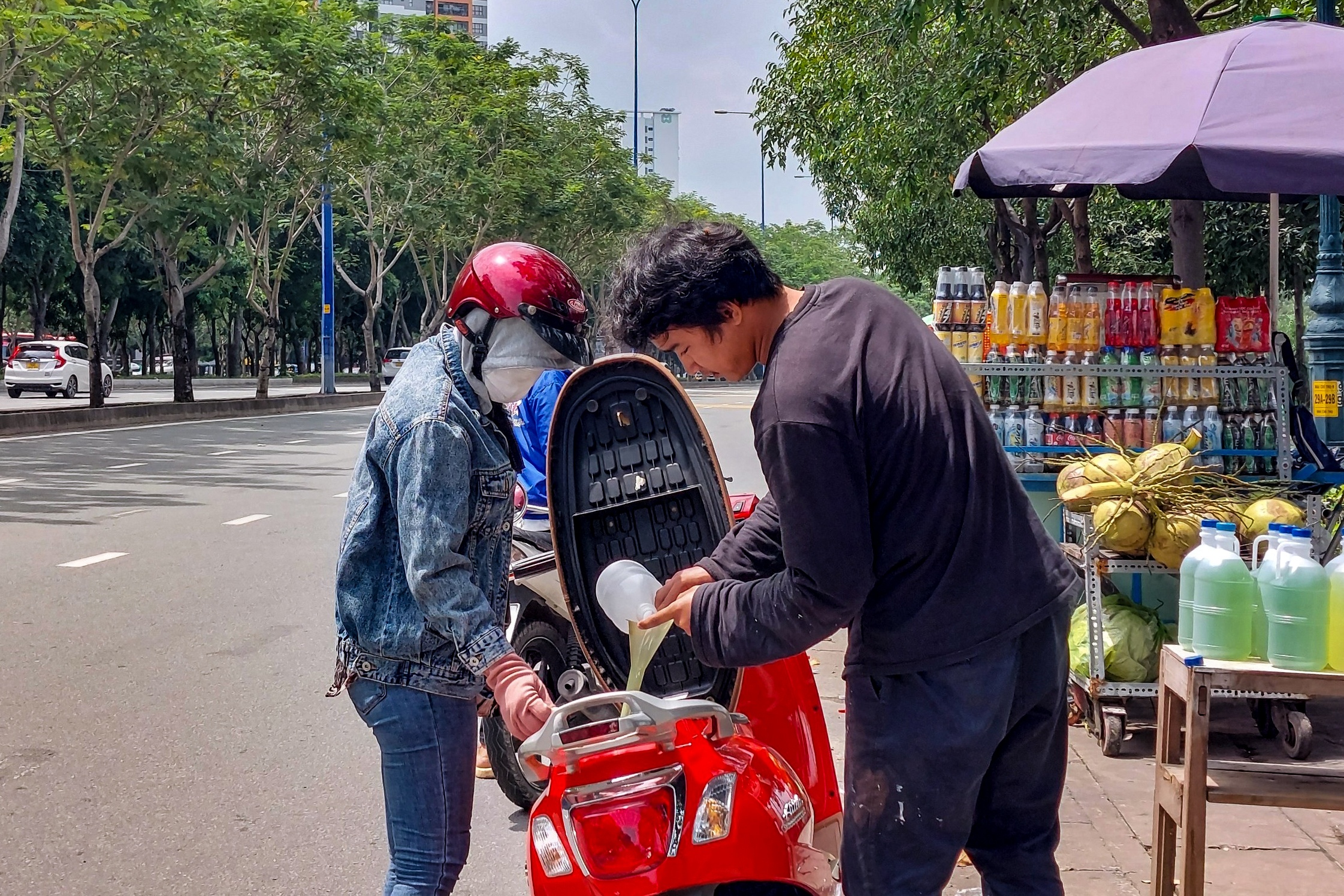 Hang rong ket hop ban xang 35.000 dong/lit o TP.HCM dat khach hinh anh