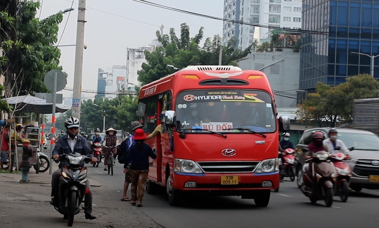 Nhieu tram xang o TP.HCM bi bien thanh bai do xe du hinh anh