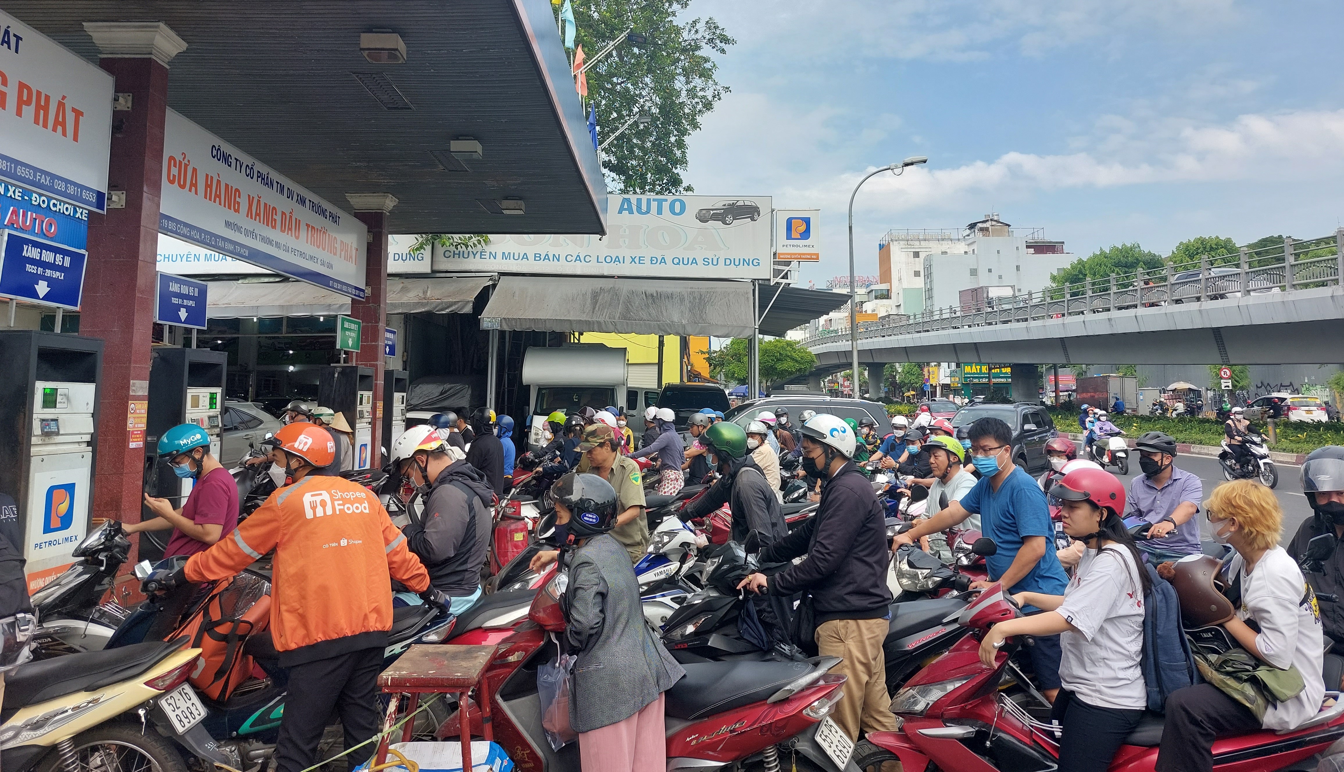 Tai dien canh xep hang do xang cuoi tuan o TP.HCM hinh anh