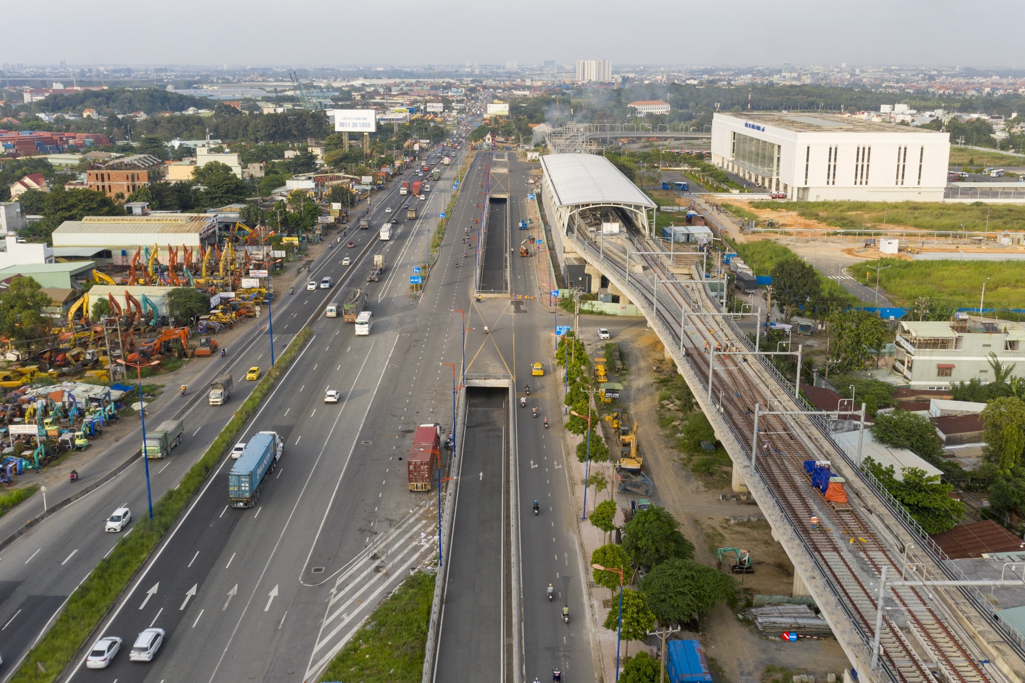 Nhieu bat cap ha tang xung quanh khu vuc Ben xe Mien Dong moi hinh anh