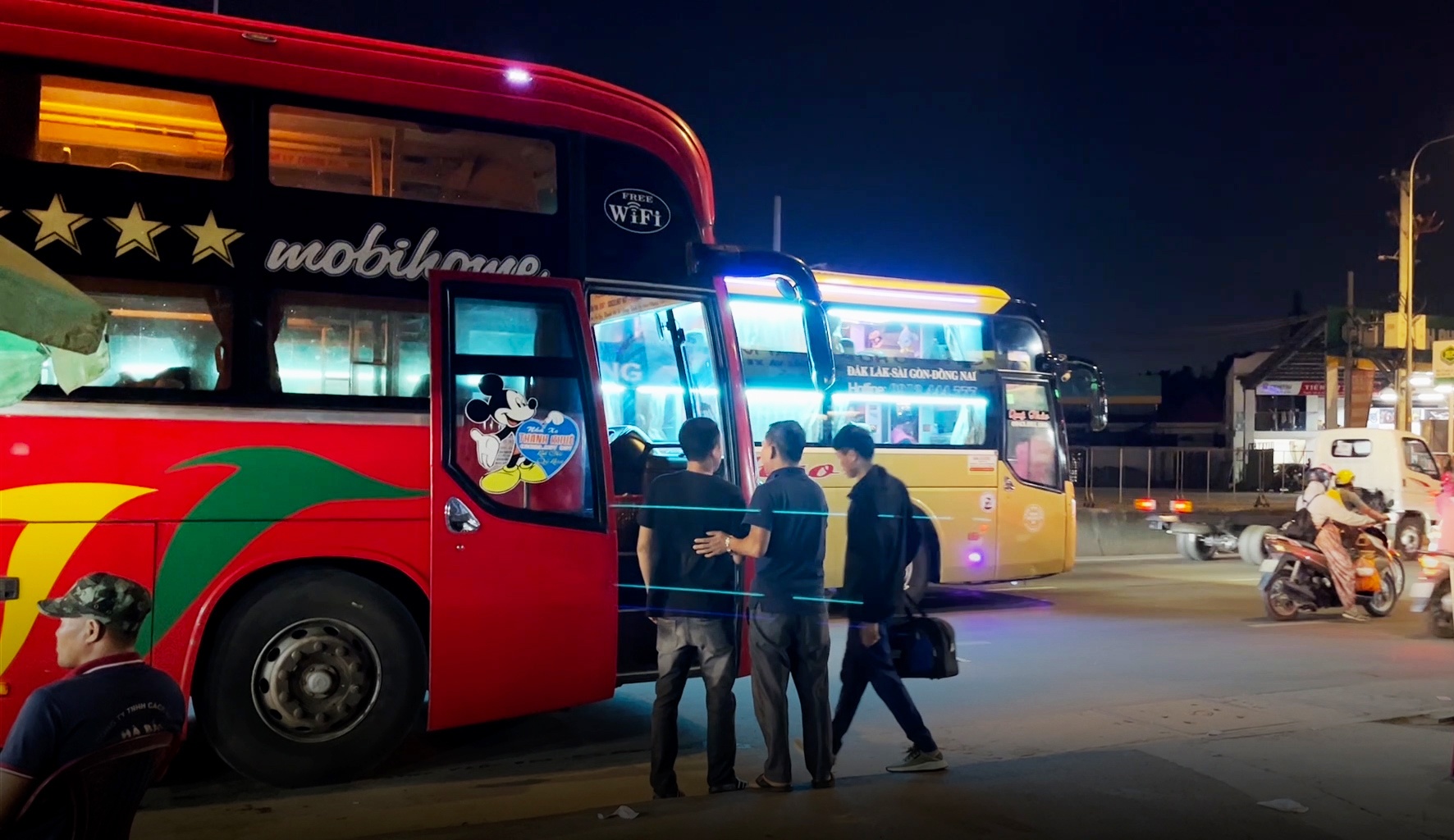 Ben xe coc tap nap ve dem o TP.HCM hinh anh